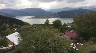 Romanya 'nın Bicaz Gölü' nden bulutlu manzara