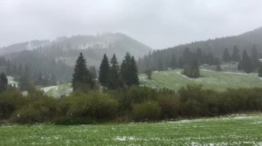 Slovakya 'nın Liptov bölgesindeki karlı dağ manzarası