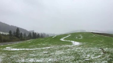 Slovakya 'nın Liptov bölgesindeki karlı dağ manzarası
