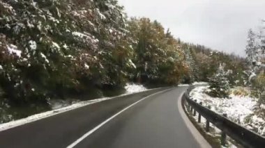 Karlı bir yolda Slovakya 'daki Alçak Tatras Ulusal Parkı' ndan geçiyor.