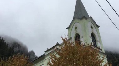 Stratena 'da bir kilisenin etrafında yürümek Tatras Ulusal Parkı Slovakya