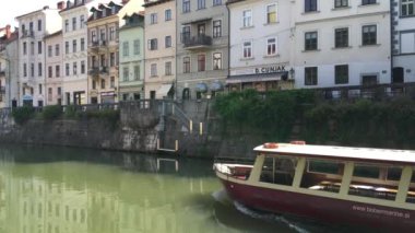 Ljubljanica Nehri 'nde Ljubljana Slovenya' da bir tekne turu.