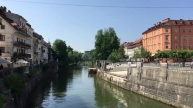 Slovenya 'nın eski Ljubljana kasabasındaki Ljubljanica Nehri