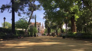 Cristina Garden ve İspanya 'daki Sevilla katedralinden La Giralda (Çan Kulesi)