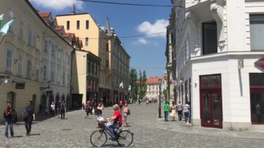 Eski Ljubljana Slovenya kasabasındaki kasaba meydanında yürüyen turistler