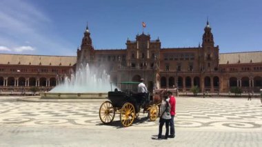 İspanya, Sevilla 'daki Espana Meydanı' ndaki çeşmede at arabası ve at arabası.