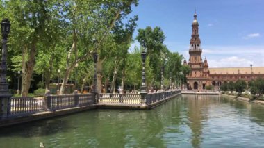 İspanya 'nın Sevilla şehrindeki suda yansıyan Espana Meydanı.