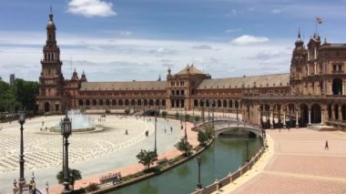 İspanya, Sevilla 'daki Plaza de Espana' nın balkonundan görüntü.