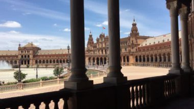 İspanya, Sevilla 'daki Plaza de Espana' nın balkonundan görüntü.