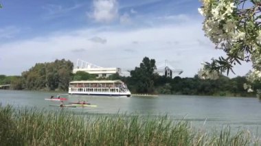 Kano ve yolcu gemisi Sevilla İspanya 'daki Alfonso Kanalı XIII' te.