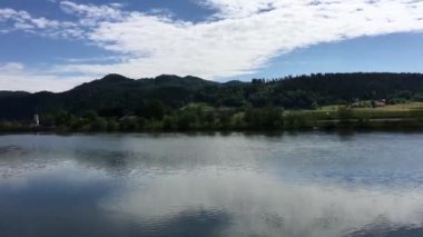 Sava nehri Slovenya 'dan geçen bir trenden görüldü