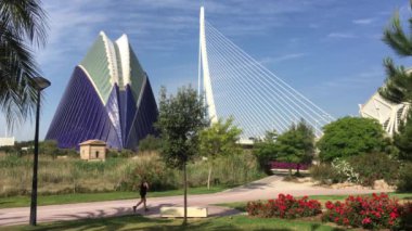 Valensiya 'daki sanat ve bilim şehrindeki Agora ve Assut de l' Or Köprüsü.