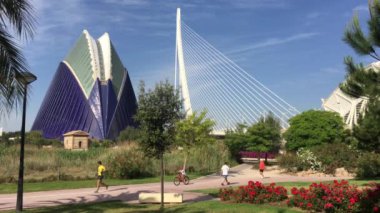 Valensiya 'daki sanat ve bilim şehrindeki Agora ve Assut de l' Or Köprüsü.