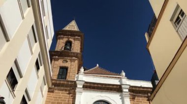 Cadiz İspanya 'daki Parroquia de Nuestra Senora de la Palma kilisesinden aşağı eğil.