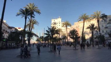 Cadiz İspanya 'da San Juan de Dios Meydanı' nda yürüyen insanlar