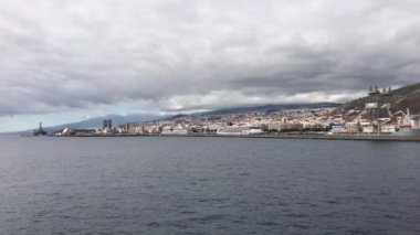 Santa Cruz de Tenerife Limanı 'na varıyor.