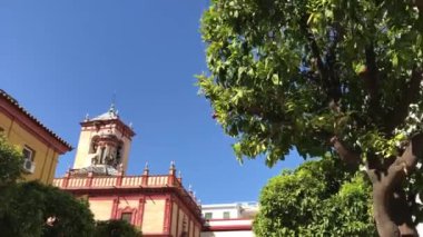 Sevilla İspanya 'daki Iglesia de San Vicente kilisesine doğru yürüyorum.