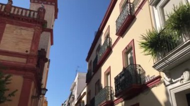 Sevilla İspanya 'daki Iglesia de San Vicente kilisesine doğru yürüyorum.