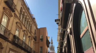 Sevilla İspanya 'daki Sevilla Katedrali' nin Giralda (çan kulesine) doğru yürüyorum.