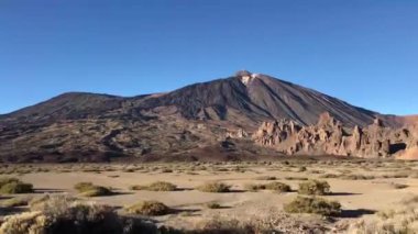 Kanarya Adaları 'ndaki Tenerife' deki Teide Ulusal Parkı 'ndan geçiyorum.