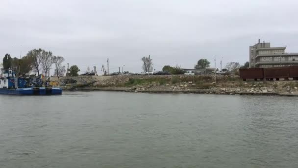 Ferry Die Donau Oversteekt Braila Roemenië Een Bewolkte Dag — Stockvideo