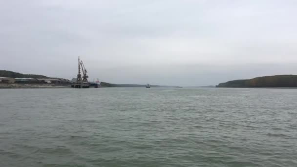 Ferry Cruzando Río Danubio Braila Rumania Día Nublado — Vídeos de Stock