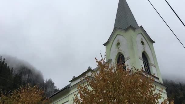 在斯洛伐克Stratena低鞑靼人国家公园的一座教堂周围漫步 — 图库视频影像