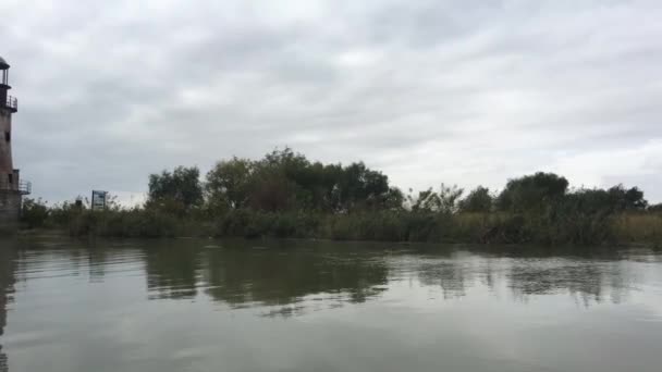 Pasando Por Delta Del Danubio Antiguo Faro Sulina Rumania — Vídeo de stock