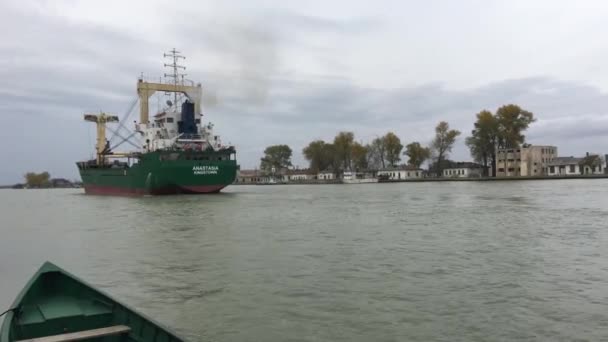 Groot Vrachtschip Donaudelta Verlaat Sulina Roemenië — Stockvideo