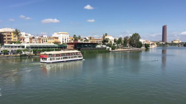 Crucero Por Canal Alfonso Xiii Con Torre Puerto Triana Fondo — Vídeo de stock