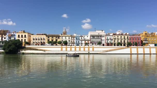 セビリアの運河 アルフォンソ13世に小さなボートと家スペイン — ストック動画