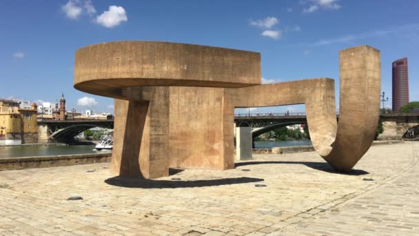 Objeto Arte Frente Puente Isabel Con Turistas Sevilla España — Vídeos de Stock