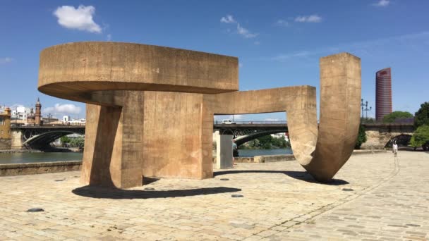 Objeto Arte Frente Puente Isabel Sevilla España — Vídeo de stock