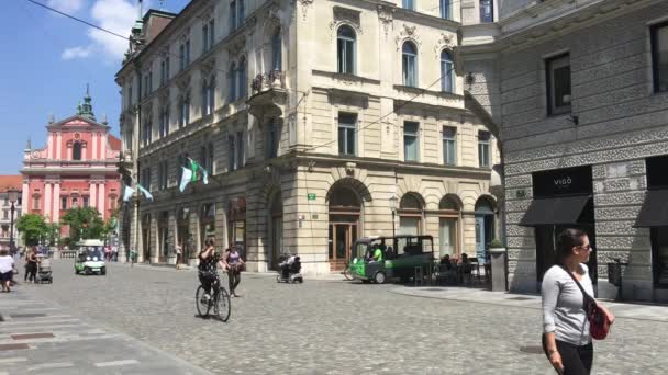 Toeristen Wandelen Oude Stad Met Ljubljana Kathedraal Slovenië — Stockvideo