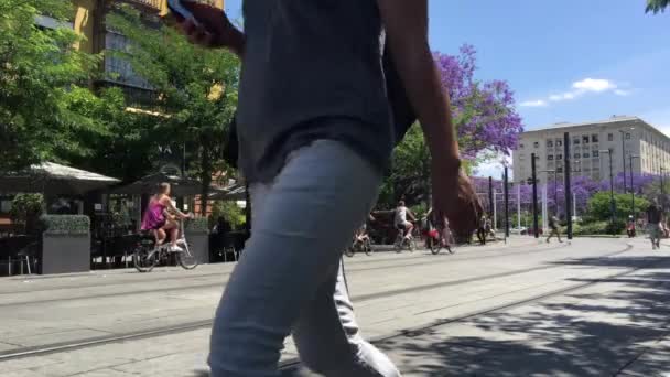 Nsanlar Sevilla Spanya Daki Calle San Fernando Yürüyüp Bisiklet Sürüyorlar — Stok video