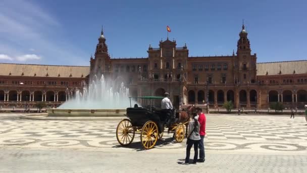 Häst Och Vagn Kör Runt Fontänen Plaza Espana Sevilla Spanien — Stockvideo