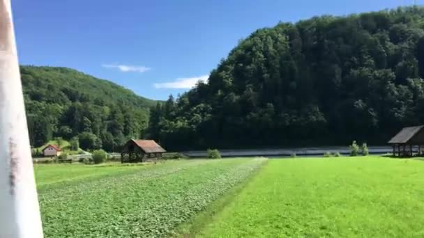 Przechodzenie Obok Krajobrazu Rolniczego Wzgórzami Słowenii — Wideo stockowe