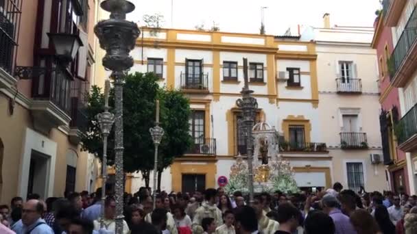 セビリアの旧市街でのカトリックパレードスペイン — ストック動画