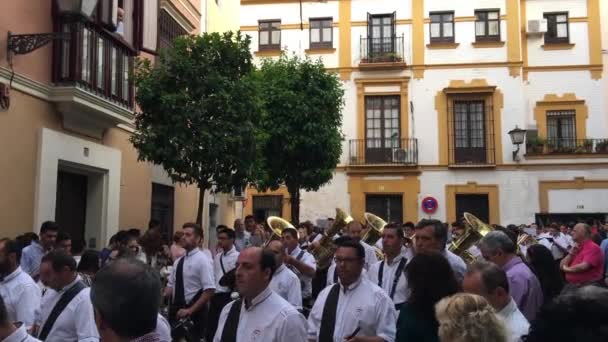 在西班牙塞维利亚老城举行的带有音乐的天主教游行 — 图库视频影像