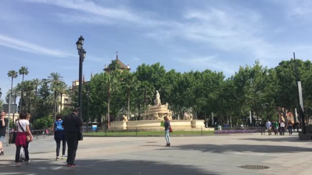 塞维利亚西班牙Puerta Jerez喷泉周围的人 — 图库视频影像