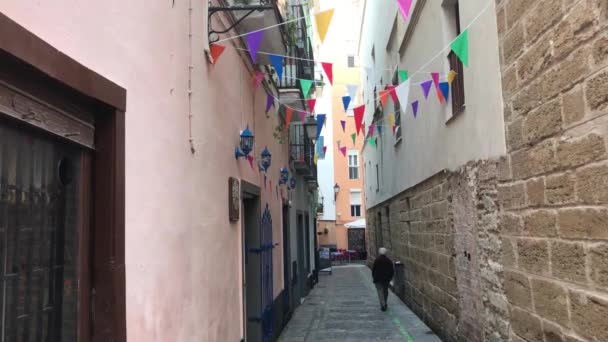 Άνθρωπος Που Περπατά Ένα Στενό Δρόμο Στην Παλιά Πόλη Του — Αρχείο Βίντεο
