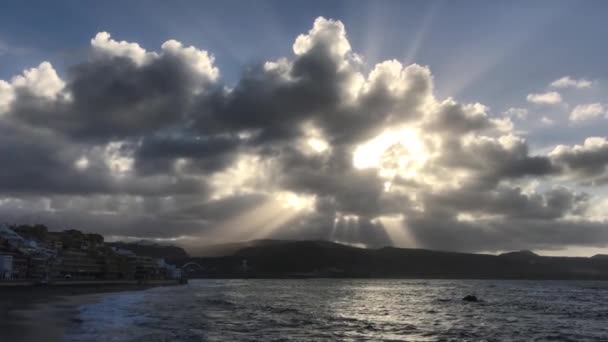 Las Palmas Gran Canaria Daki Bulutların Arasından Gün Işığı — Stok video