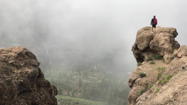 Homem Caminhando Uma Rocha Roque Nublo — Vídeo de Stock
