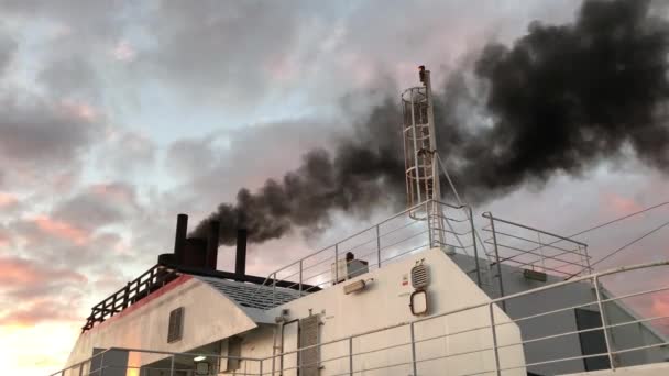 Černý Kouř Vycházející Trajektu Před Odjezdem Přístavu Las Palmas Gran — Stock video