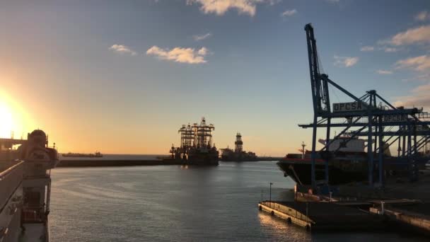 日出期间离开拉斯帕尔马斯大加那利亚港的渡船 — 图库视频影像