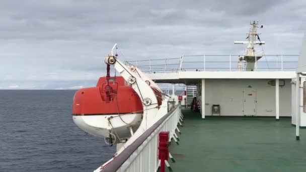 Reddingsboot Een Veerboot Bij Atlantische Oceaan — Stockvideo