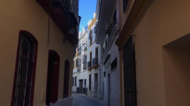 Caminando Por Las Estrechas Calles Sevilla España — Vídeo de stock