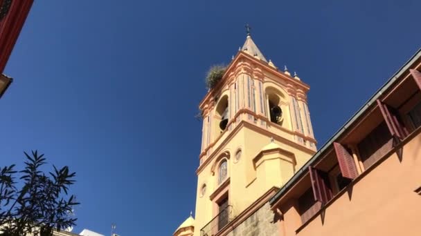 セビリアのイグレシア イシドロ教会へ歩くスペイン — ストック動画