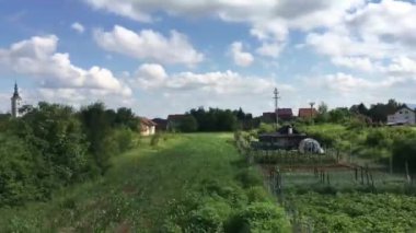 Hırvatistan 'ın kırsal manzarası Zagreb' e doğru giden bir trenden