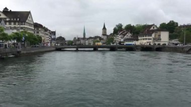 Limmat nehri, bolca su ve Zürih İsviçre 'deki Aziz Peter ve Fraumnster.